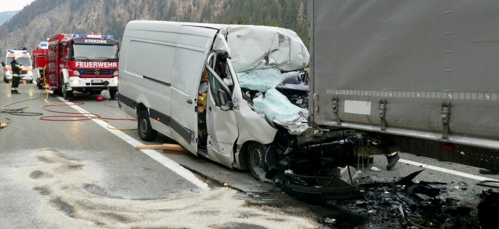 Drammatico schianto in A22: il furgone si è incastrato sotto il camion, morto l'uomo alla guida